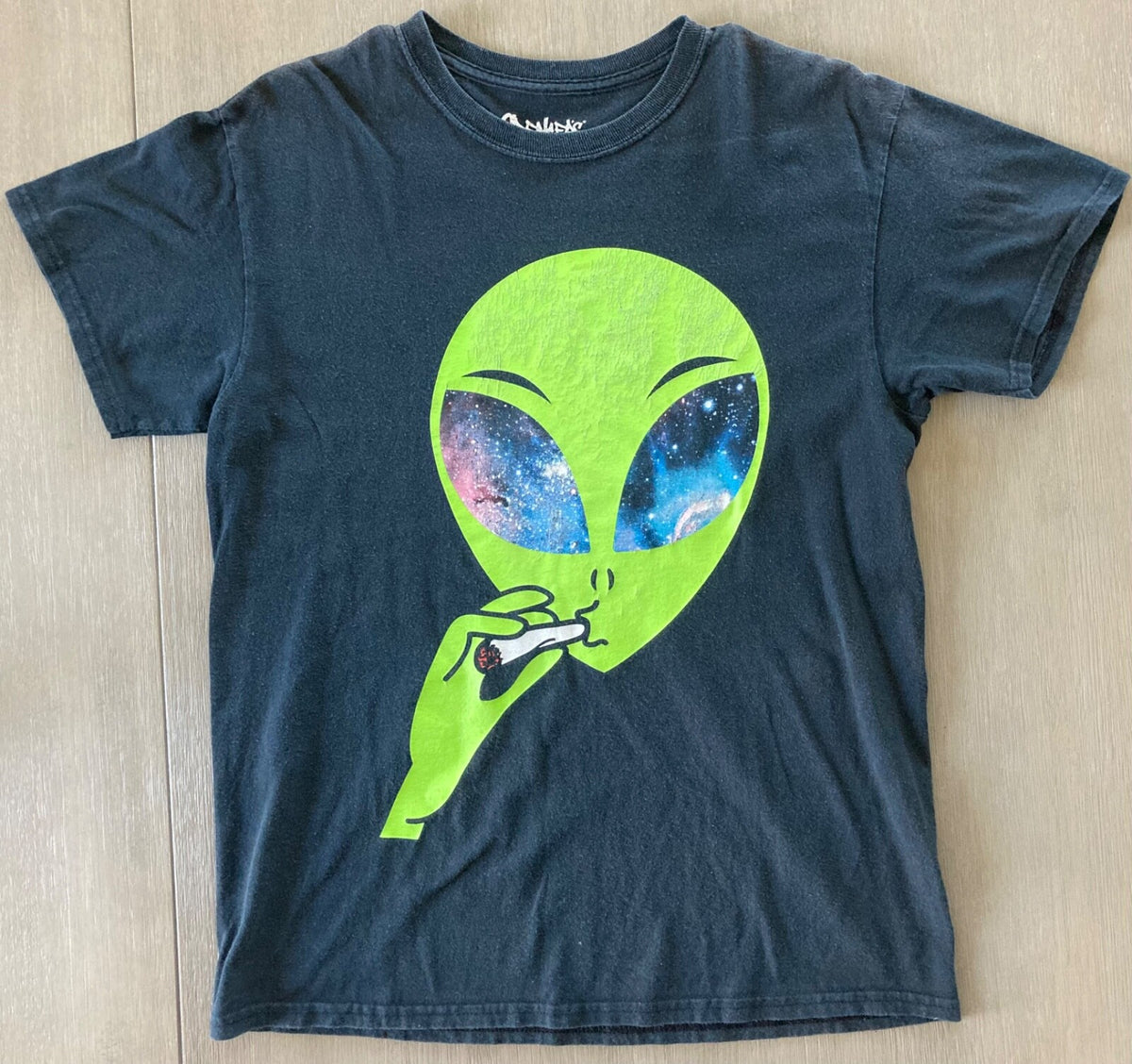 SMOKING ALIEN T-SHIRT~SIZE MEDIUM~USED/WORN~SPENCERS GRAPHICS~OUTER SPACE~GALAXY