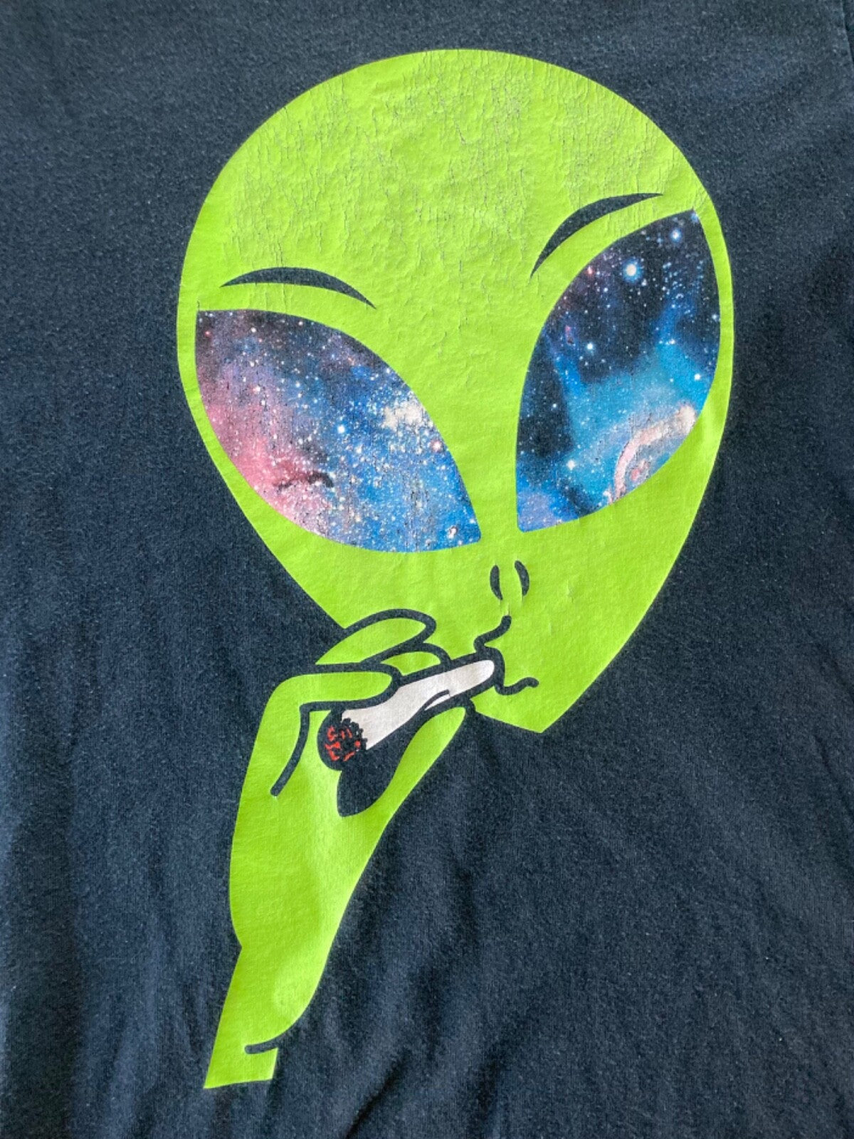 SMOKING ALIEN T-SHIRT~SIZE MEDIUM~USED/WORN~SPENCERS GRAPHICS~OUTER SPACE~GALAXY