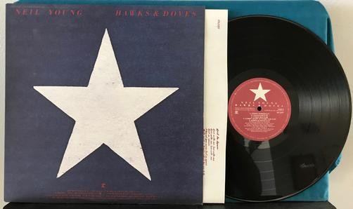 NEIL YOUNG HAWKS & DOVES~NM- 1980 REPRISE LP~INNER~COUNTRY ROCK~STAYIN' POWER