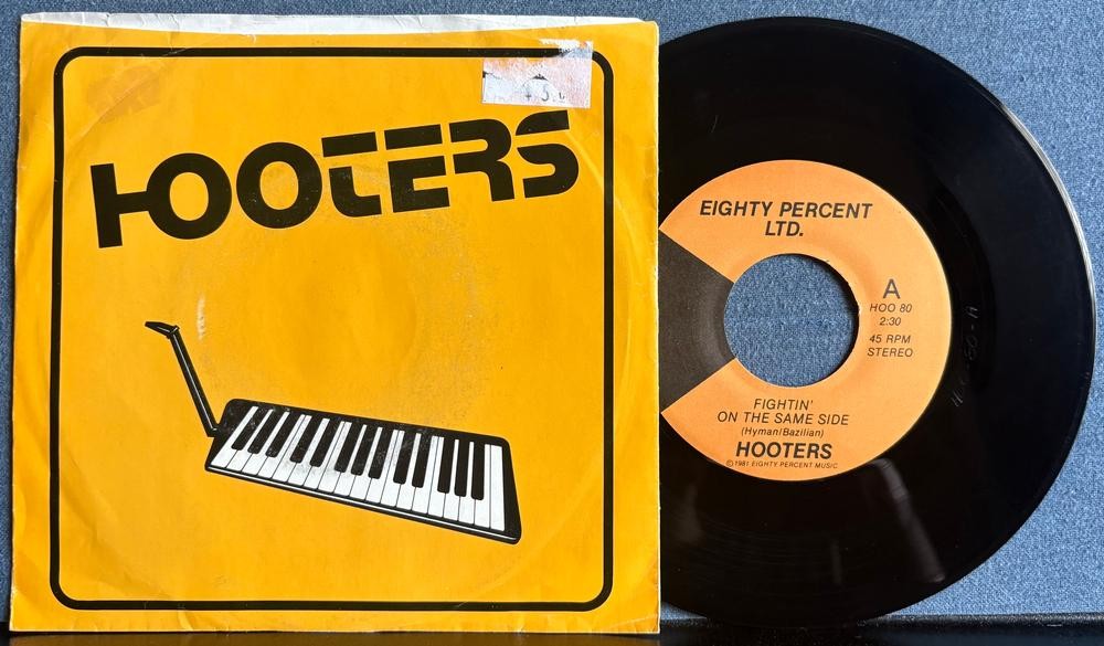 HOOTERS~FIGHTIN ON THE SAME SIDE /WIRELESS~'81 EIGHTY PERCENT 7-INCH 45~NEW WAVE